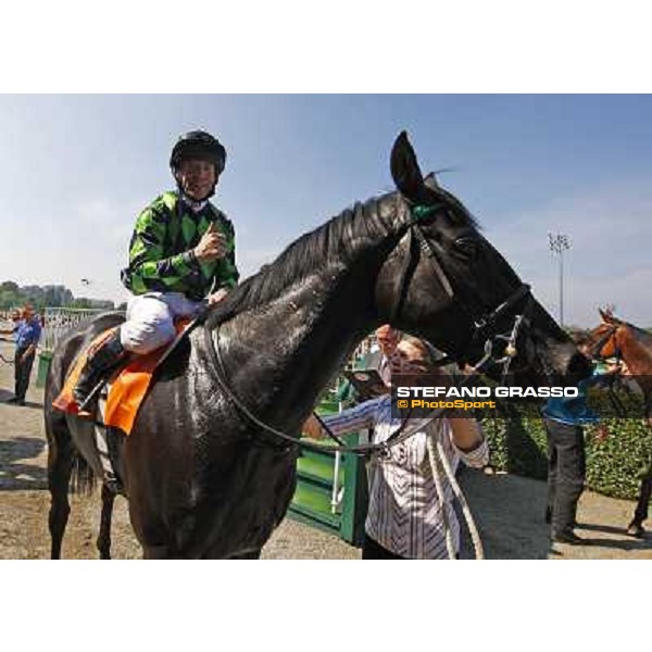 Kieren Fallon on Contredanse in the winner enclosure of Oaks d\'Italia Milano, 30th may 2010 ph. Stefano Grasso