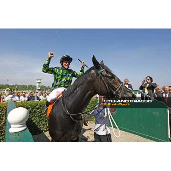 Kieren Fallon on Contredanse in the winner enclosure of Oaks d\'Italia Milano, 30th may 2010 ph. Stefano Grasso