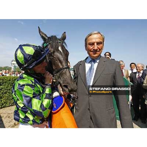 Luca Cumani with Kieren Fallon and Contredanse in the winner enclosure of Oaks d\'Italia Milano, 30th may 2010 ph. Stefano Grasso