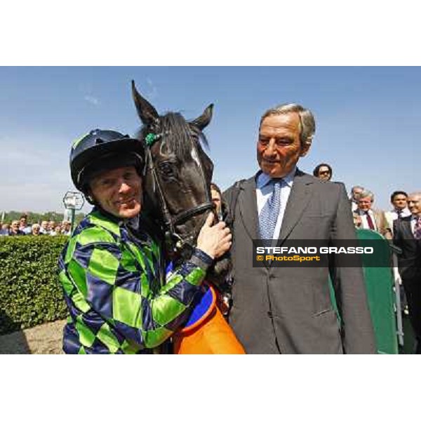 Luca Cumani with Kieren Fallon and Contredanse in the winner enclosure of Oaks d\'Italia Milano, 30th may 2010 ph. Stefano Grasso