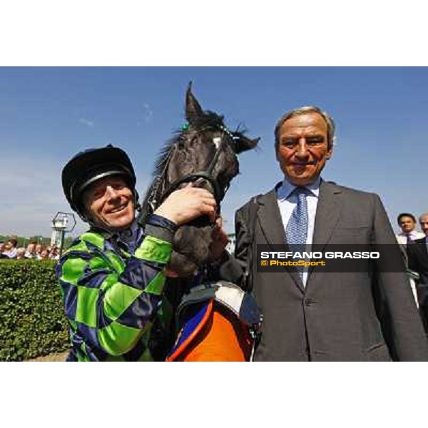 Luca Cumani with Kieren Fallon and Contredanse in the winner enclosure of Oaks d\'Italia Milano, 30th may 2010 ph. Stefano Grasso