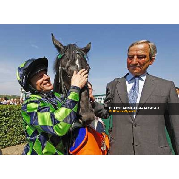 Luca Cumani with Kieren Fallon and Contredanse in the winner enclosure of Oaks d\'Italia Milano, 30th may 2010 ph. Stefano Grasso