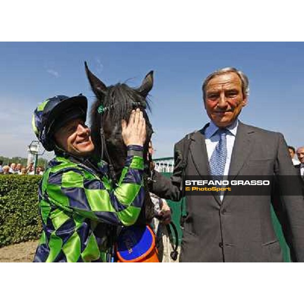 Luca Cumani with Kieren Fallon and Contredanse in the winner enclosure of Oaks d\'Italia Milano, 30th may 2010 ph. Stefano Grasso