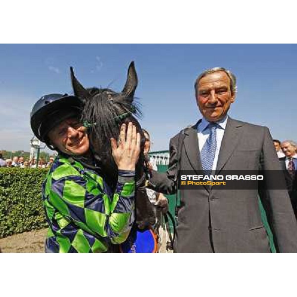Luca Cumani with Kieren Fallon and Contredanse in the winner enclosure of Oaks d\'Italia Milano, 30th may 2010 ph. Stefano Grasso
