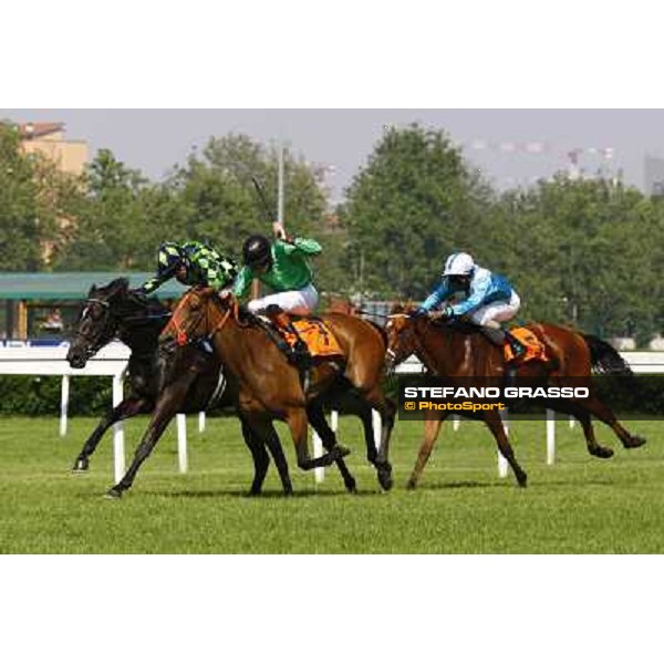 Kieren Fallon on Contredanse goes to win the Oaks d\' Italia beating Middle Club Milano, 30th may 2010 ph. Stefano Grasso
