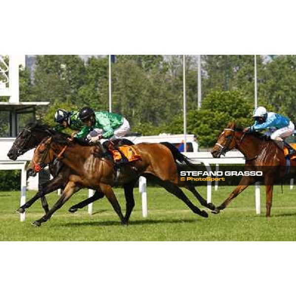 Kieren Fallon on Contredanse goes to win the Oaks d\' Italia beating Middle Club Milano, 30th may 2010 ph. Stefano Grasso