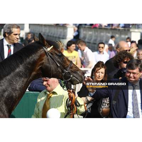 a caress for Pressing by his breeder Mr. Giovanni Caiani in the winner circle of Premio Carlo Vittadini Milano, 30th may 2010 ph. Stefano Grasso