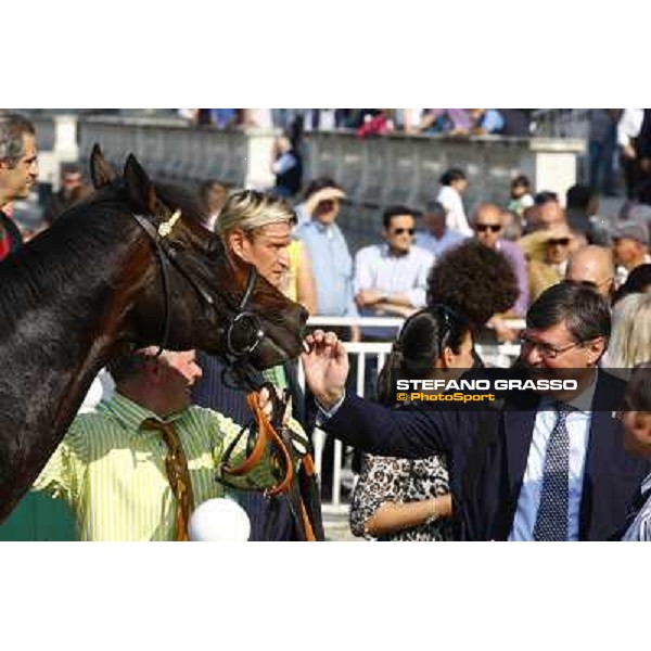 a caress for Pressing by his breeder Mr. Giovanni Caiani in the winner circle of Premio Carlo Vittadini Milano, 30th may 2010 ph. Stefano Grasso