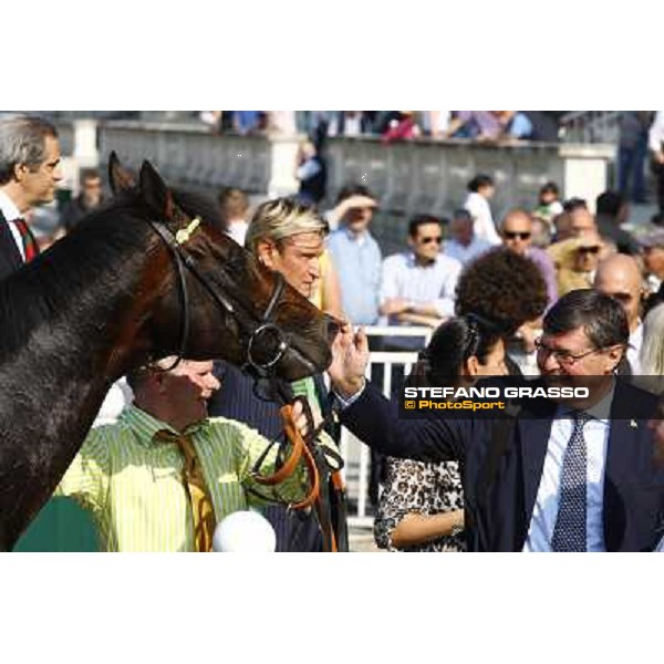a caress for Pressing by his breeder Mr. Giovanni Caiani in the winner circle of Premio Carlo Vittadini Milano, 30th may 2010 ph. Stefano Grasso