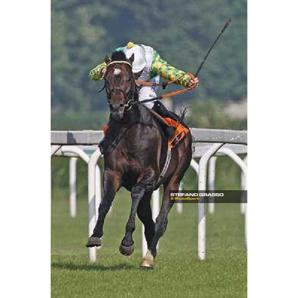 Neil Callan and Pressing flying towards the line of Premio Carlo Vittadini Milan - San Siro racetrack, 30th may 2010 ph. Stefano Grasso
