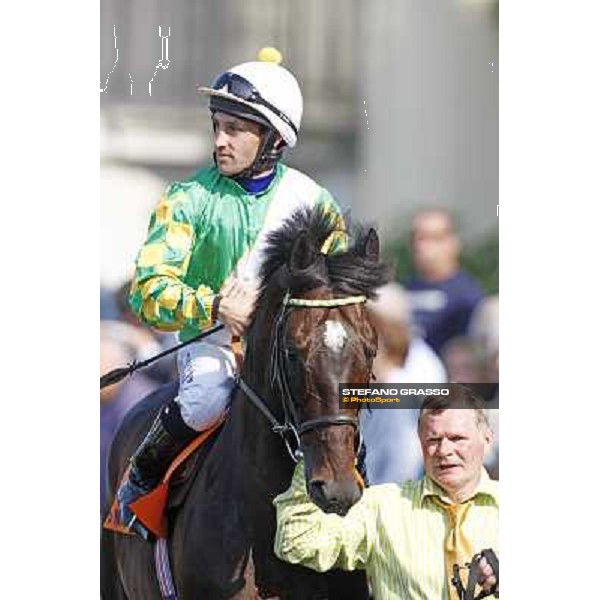 Neil Callan and Pressing in the paddock before winning the Premio Carlo Vittadini Milan - San Siro racetrack, 30th may 2010 ph. Stefano Grasso