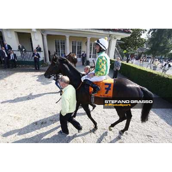 Neil Callan on Pressing enters the winner enclosure after winning the Premio Carlo Vittadini Milan - San Siro racetrack, 30th may 2010 ph. Stefano Grasso