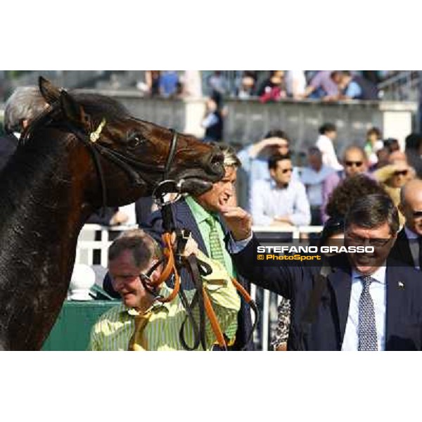 dott. Giovanni Caiani and Pressing in the winner enclosure of Premio Carlo Vittadini Milan - San Siro racetrack, 30th may 2010 ph. Stefano Grasso