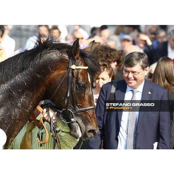 Pressing and dott. Giovanni Caiani in the winner enclosure of Premio Carlo Vittadini Milan - San Siro racetrack, 30th may 2010 ph. Stefano Grasso