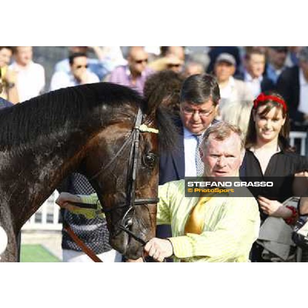 Pressing and dott. Giovanni Caiani in the winner enclosure of Premio Carlo Vittadini Milan - San Siro racetrack, 30th may 2010 ph. Stefano Grasso