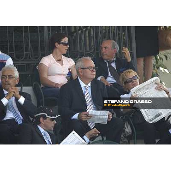  Steve Moran (center) most famous australian horse racing reporter pictured in the owners\' enclosure of San Siro Milan - San Siro racetrack, 30th may 2010 ph. Stefano Grasso