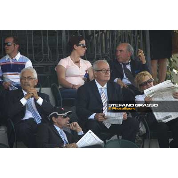  Steve Moran (center) most famous australian horse racing reporter pictured in the owners\' enclosure of San Siro Milan - San Siro racetrack, 30th may 2010 ph. Stefano Grasso