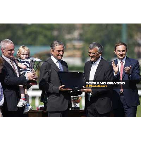 prize giving ceremony for Luca Cumani after winning the Oaks Milan - San Siro racetrack, 30th may 2010 ph. Stefano Grasso