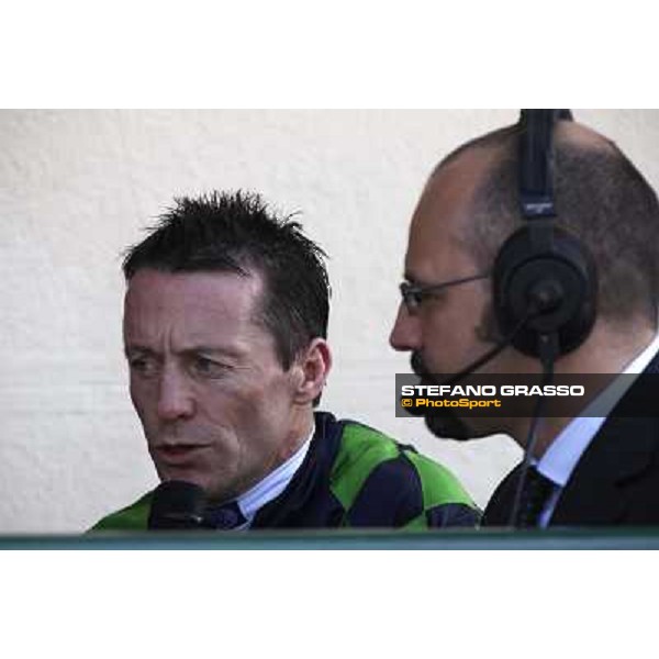 Kieren Fallon is interwiwed by Luca Galbiati after winning the Oaks Milan - San Siro racetrack, 30th may 2010 ph. Stefano Grasso