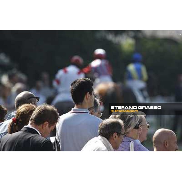 racegoers in estching horses parading in the paddock Milan - San Siro racetrack, 30th may 2010 ph. Stefano Grasso