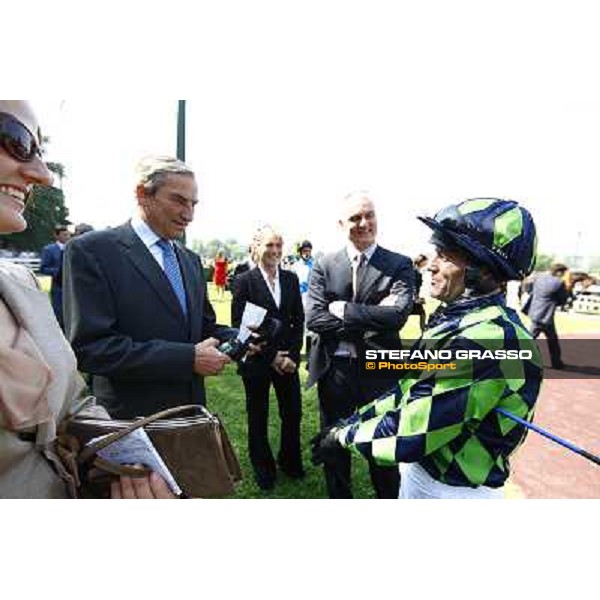 The winning connection of the Oaks d\' Italia, The owner, Kieren Fallon and Luca Cumani in the paddock. Milan - San Siro racetrack, 30th may 2010 ph. Stefano Grasso