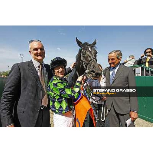 The winning connection of the Oaks d\' Italia, The owner, Kieren Fallon, Contredanse and Luca Cumani Milan - San Siro racetrack, 30th may 2010 ph. Stefano Grasso