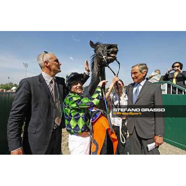 The winning connection of the Oaks d\' Italia, The owner, Kieren Fallon, Contredanse and Luca Cumani Milan - San Siro racetrack, 30th may 2010 ph. Stefano Grasso
