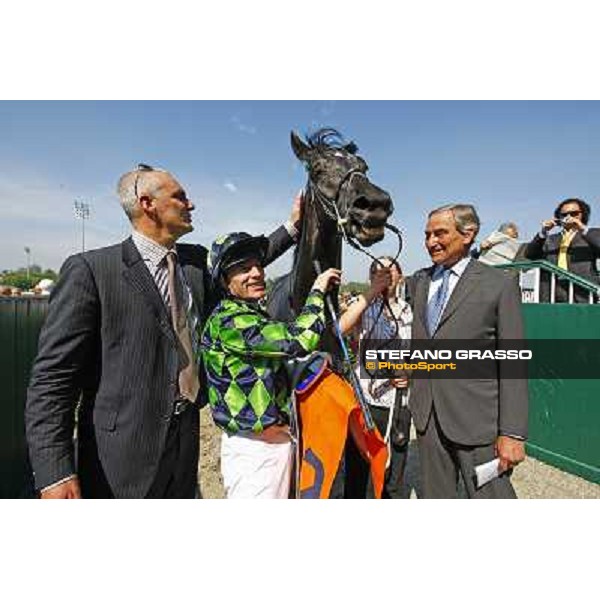 The winning connection of the Oaks d\' Italia, The owner, Kieren Fallon, Contredanse and Luca Cumani Milan - San Siro racetrack, 30th may 2010 ph. Stefano Grasso