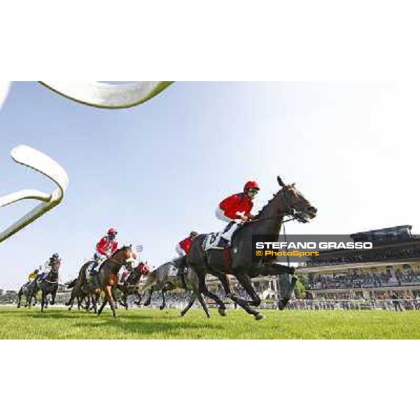 Rewedal leads the group followed by the winner Brusco during the first turn of Premio Coppa d\' Oro di Milano Milan - San Siro racetrack, 30th may 2010 ph. Stefano Grasso