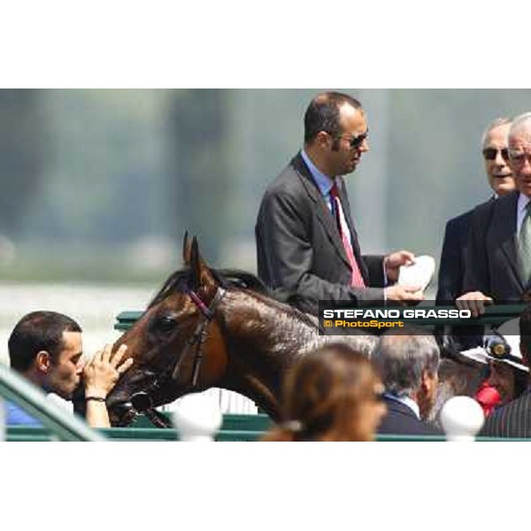 a kiss to Rocking Spa after winning the Premio Trenno Milan - San Siro racetrack, 30th may 2010 ph. Stefano Grasso