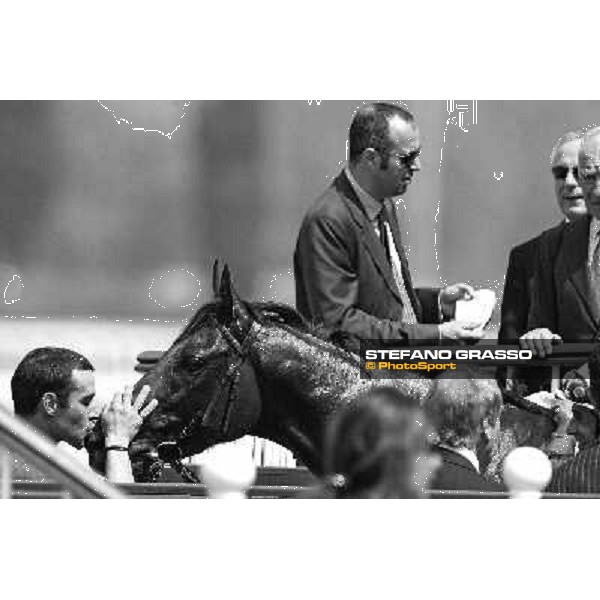 A kiss to Rocking Spa after winning the Premio Trenno Milan - San Siro racetrack, 30th may 2010 ph. Stefano Grasso