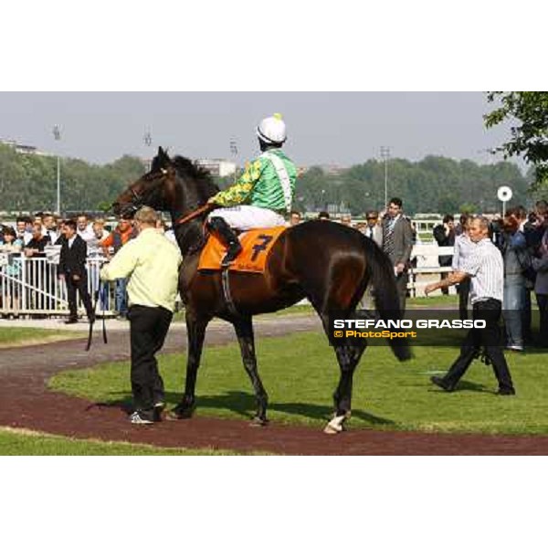 Pressing and Neil Callan prepare to enter the track before winning the Premio Carlo Vittadini Milan - San Siro racetrack, 30th may 2010 ph. Stefano Grasso