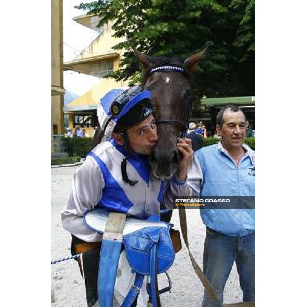 A kiss to Frammassone by Dirk Fuhrmann after winning the Gran Corsa Siepi d\' Italia Merano, 6th june 2010 ph. Stefano Grasso