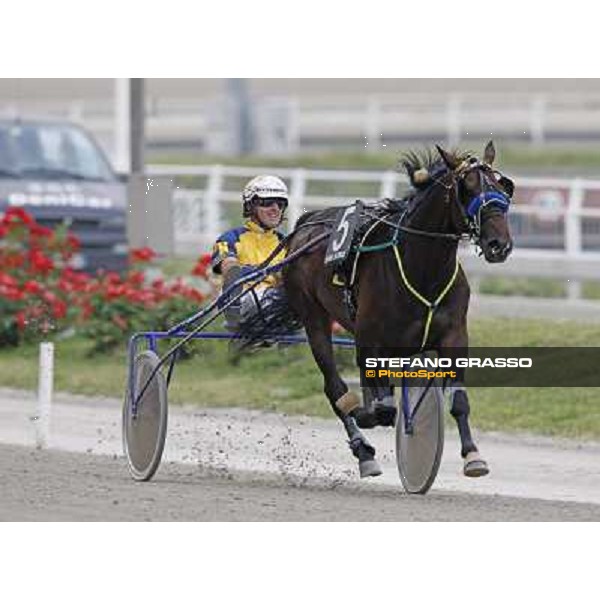Davide Nuti with Nad Al Sheba wins the Gran Premio Nazionale \'Memorial Gianni Ferraris at the world record of 1.12.1/km . Milan, San Siro racetrack 12th june 2010 ph. Stefano Grasso