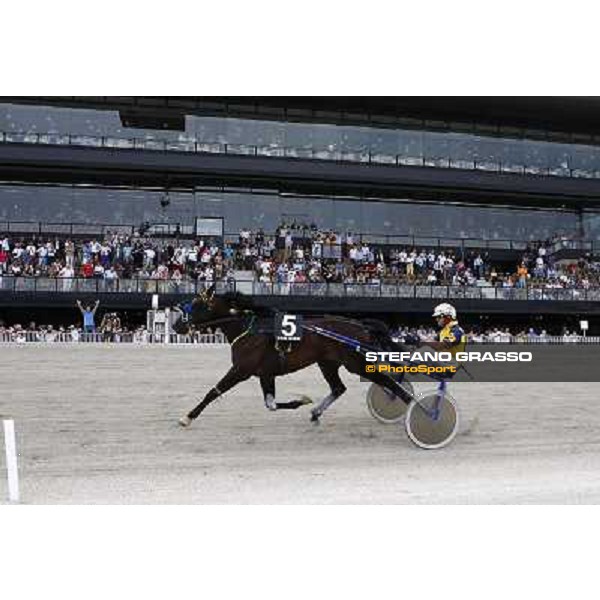 Davide Nuti with Nad Al Sheba wins the Gran Premio Nazionale \'Memorial Gianni Ferraris at the world record of 1.12.1/km . Milan, San Siro racetrack 12th june 2010 ph. Stefano Grasso