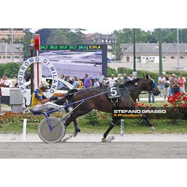 Davide Nuti with Nad Al Sheba wins the Gran Premio Nazionale \'Memorial Gianni Ferraris at the world record of 1.12.1/km . Milan, San Siro racetrack 12th june 2010 ph. Stefano Grasso
