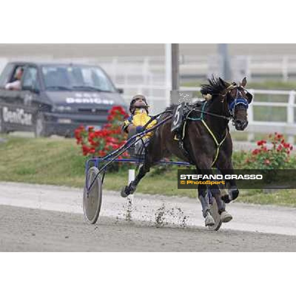 Davide Nuti with Nad Al Sheba wins the Gran Premio Nazionale \'Memorial Gianni Ferraris at the world record of 1.12.1/km . Milan, San Siro racetrack 12th june 2010 ph. Stefano Grasso