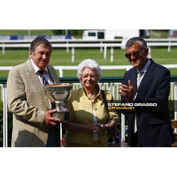 Lady Margherita Mezzanotte, the owner of Bella Amica winner of Premio Paolo Mezzanotte and Francesco Ruffo during the prize giving ceremony of Premio Paolo Mezzanotte Milan, San Siro racetrack - 27th june 2010 ph. Stefano Grasso