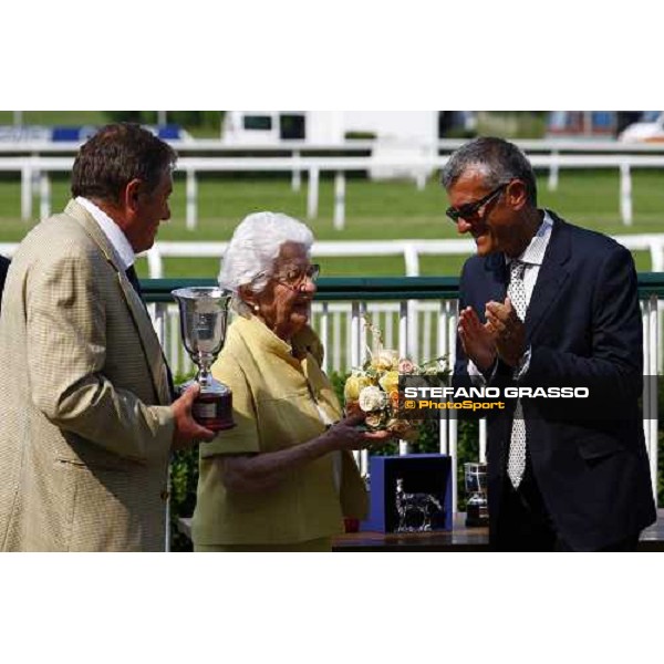 Lady Margherita Mezzanotte and Francesco Ruffo during the prize giving ceremony of Premio Paolo Mezzanotte Milan, San Siro racetrack - 27th june 2010 ph. Stefano Grasso