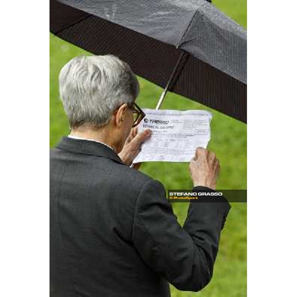 a racegoer at San Siro Milan, San Siro racetrack, 20th june 2010 ph. Stefano Grasso