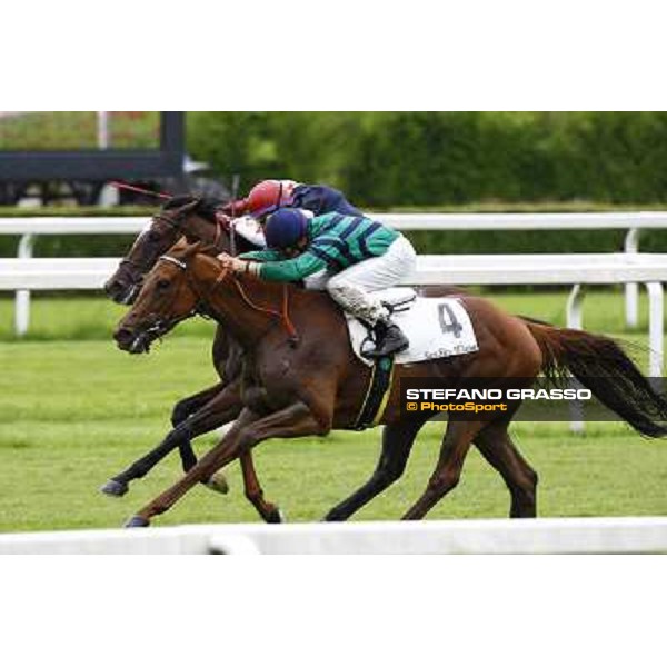 Dario Vargiu on Sadowa Destination goes to win the Premio Roberto Renzoni beating Vanga Milan, San Siro racetrack, 20th june 2010 ph. Stefano Grasso