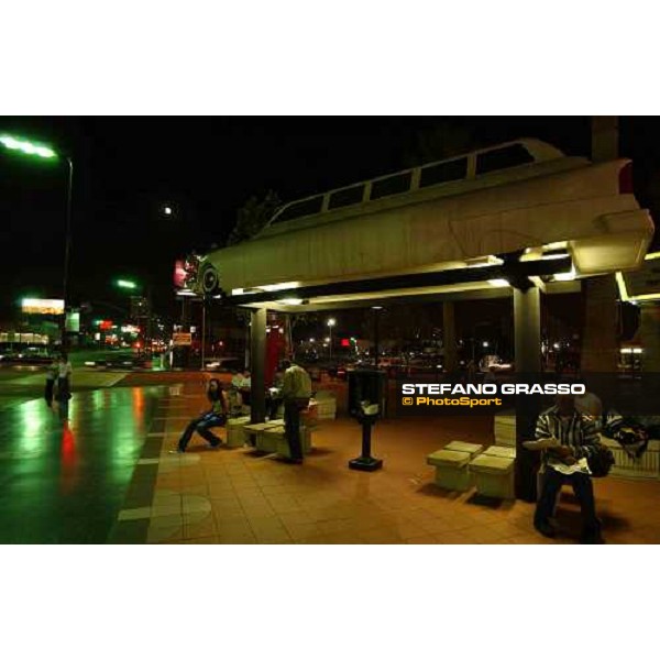 peolple waiting for a greyhound in Sunset Blv. Los Angeles 2nd september 2004 ph. Stefano Grasso