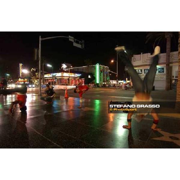 streetdancers in Hollywood Blv. Los Angeles 2nd september 2004 ph. Stefano Grasso