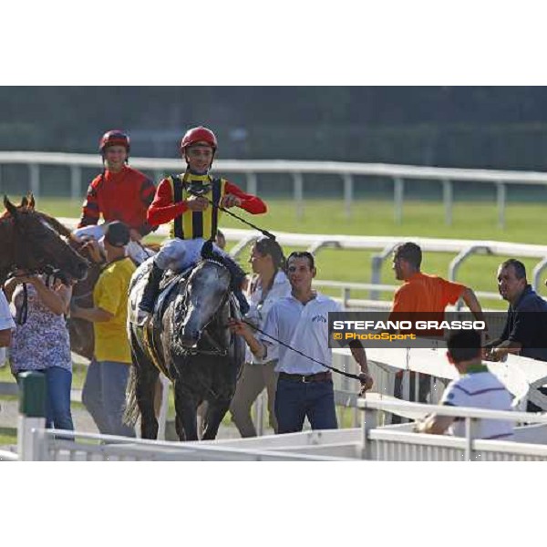 Dario Vargiu returns home on Cima de Triomphe after winning the Premio del Giubileo Milan - San Siro racetrack, 4th july 2010 ph. Stefano Grasso