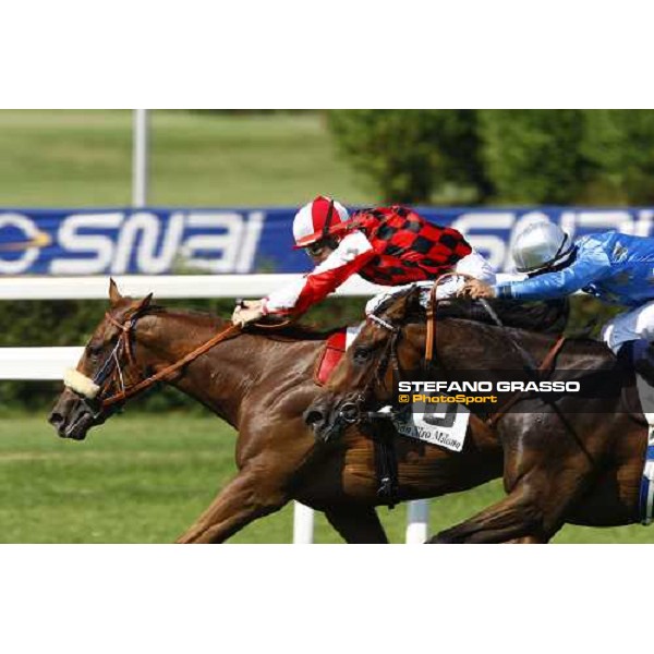 Cristian Demuro on Moonlight Red wins the Premio Mantovani beating Fabio Branca on Paris to Peking Milan - San Siro racetrack, 4th july 2010 ph. Stefano Grasso