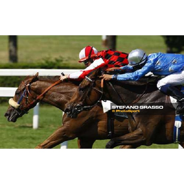Cristian Demuro on Moonlight Red wins the Premio Mantovani beating Fabio Branca on Paris to Peking Milan - San Siro racetrack, 4th july 2010 ph. Stefano Grasso