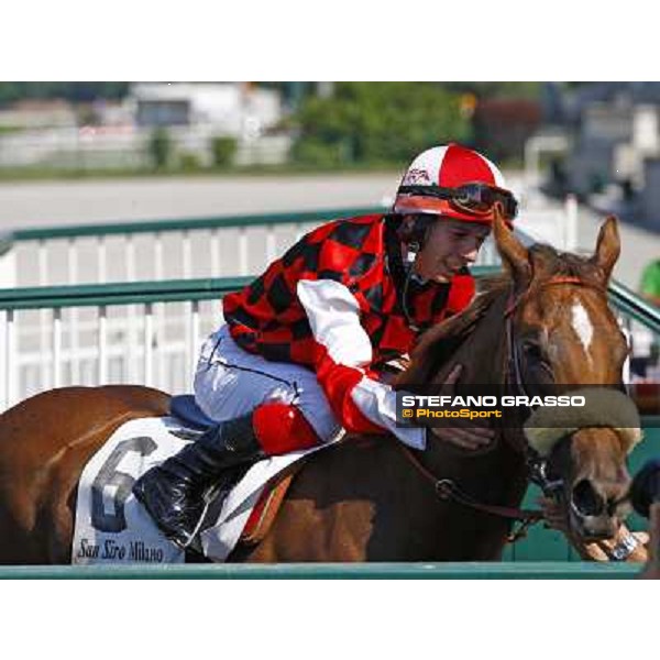 Cristian Demuro on Moonlight Red after winning the Premio Mantovani Mllan - San Siro racetrack, 4th july 2010 ph. Stefano Grasso