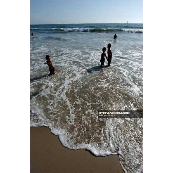 children playing on the beach at Santa Monica Los Angeles 4th september 2004 ph. Stefano Grasso