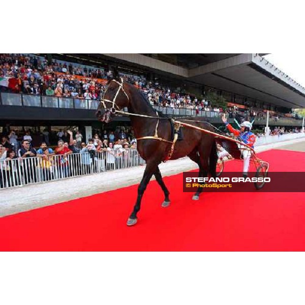 Varenne e Minucci rendono omaggio agli oltre 4000 appassionati accorsi all\' ippodromo di San Siro. Milano, 12 settembre 2004 ph. Stefano Grasso