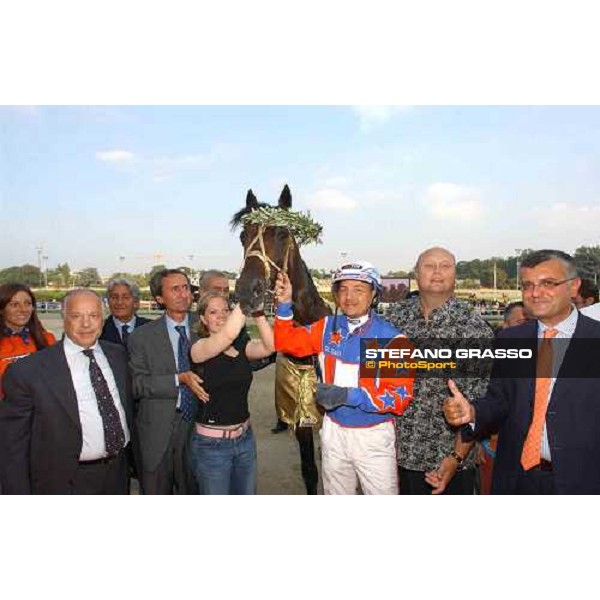 da sx. dott. Panzironi, Enzo Giordano, Ijna Rastas, Varenne, giampaolo minnucci, Jory Turya e Francesco Ruffo Milano, 12 settembre 2004 ph. Stefano Grasso